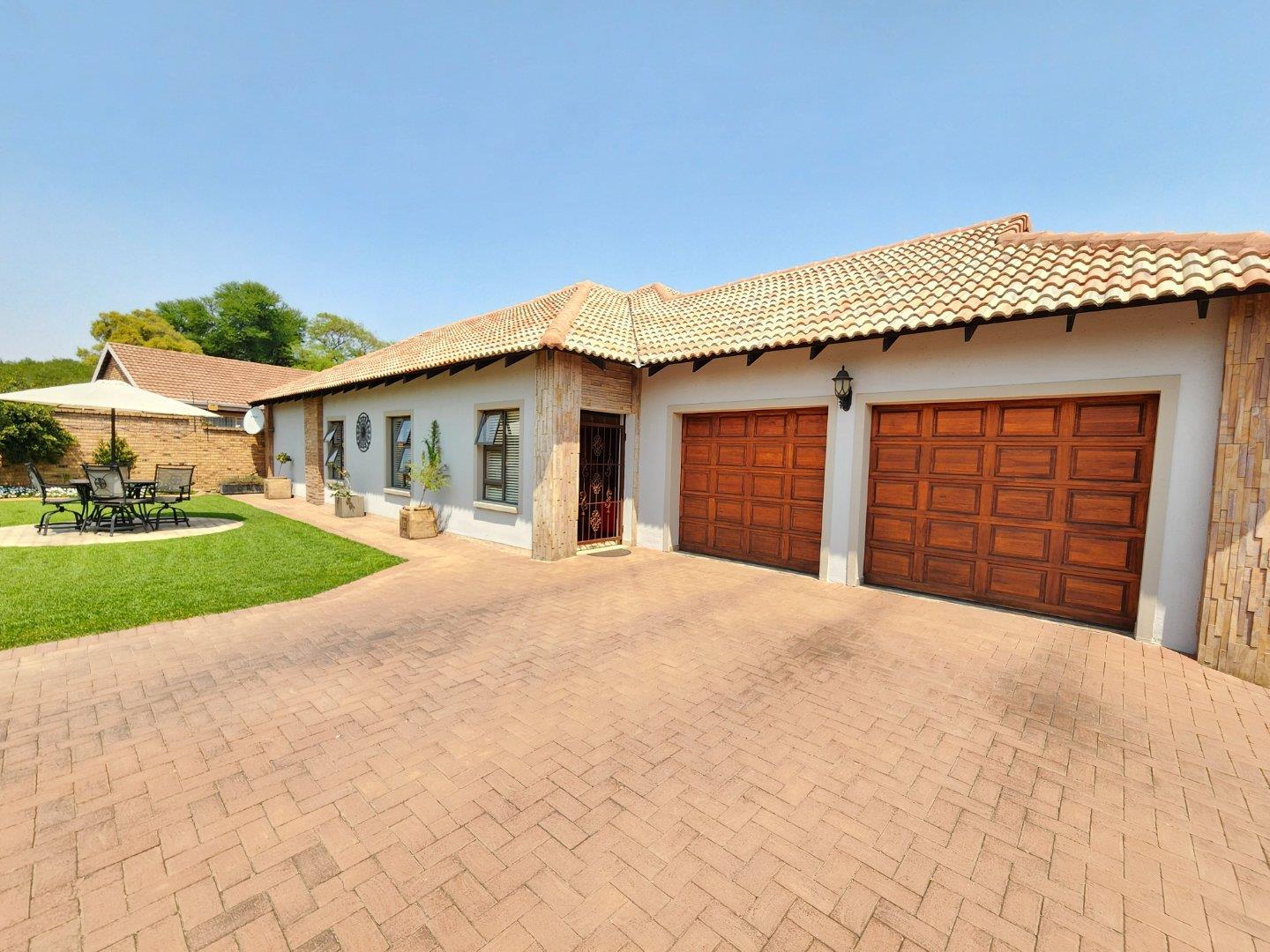 3 Bedroom House for sale in Petersfield P24111803097