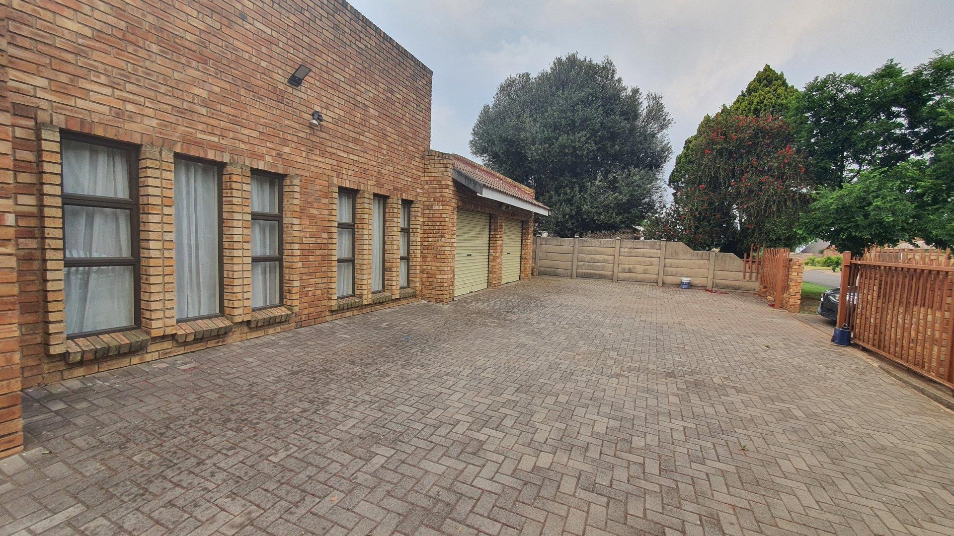 3 Bedroom House for sale in Vanderbijlpark SE 4 P24111825718