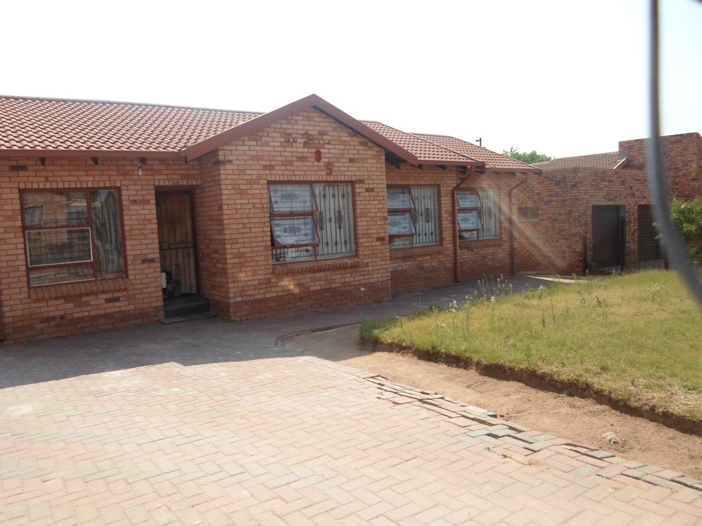 3 Bedroom House for sale in Kwamhlanga P24111826306