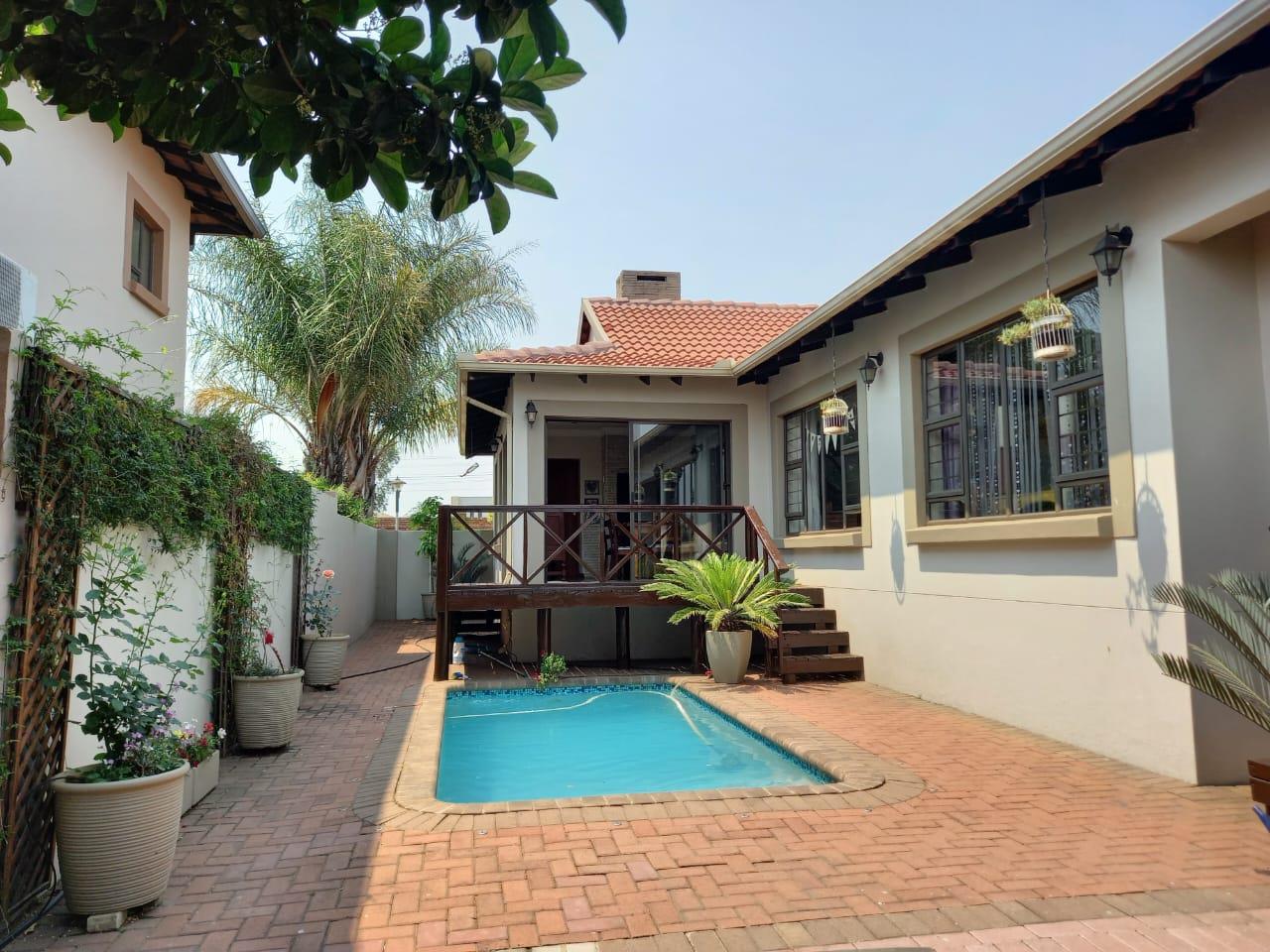 4 Bedroom House for sale in Roberts Estate P24112108431