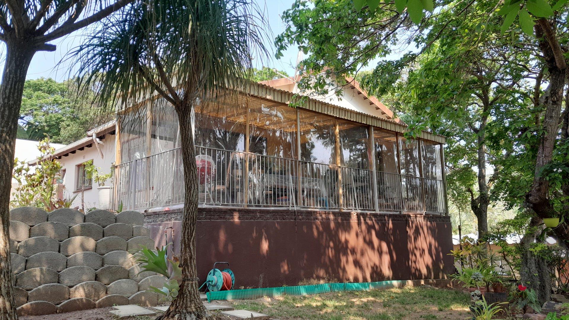 3 Bedroom Townhouse for sale in Hibberdene Capri Crescent P24111853687