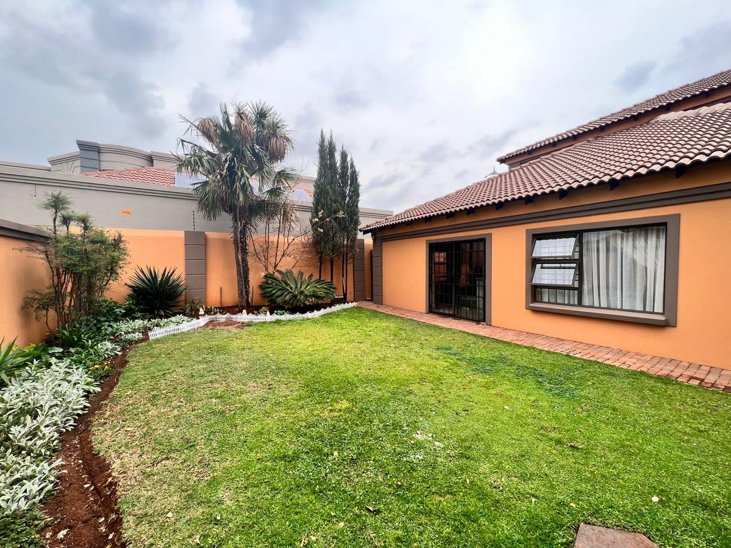 5 Bedroom House for sale in Van Der Hoff Park P24111859995