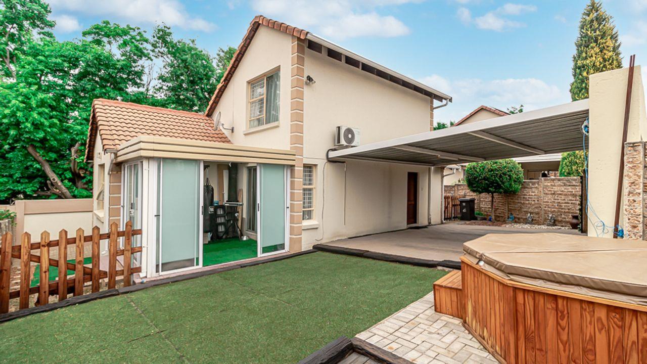 3 Bedroom House for sale in Buccleuch P24111878302