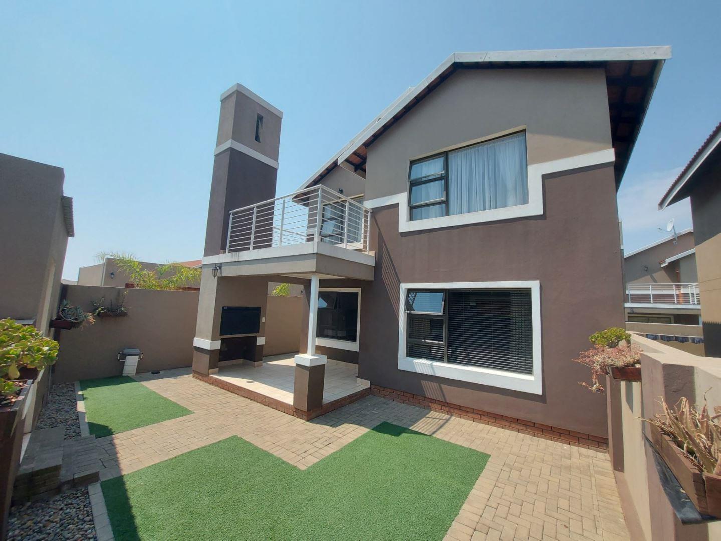 3 Bedroom Townhouse for sale in Bayswater P24112933929