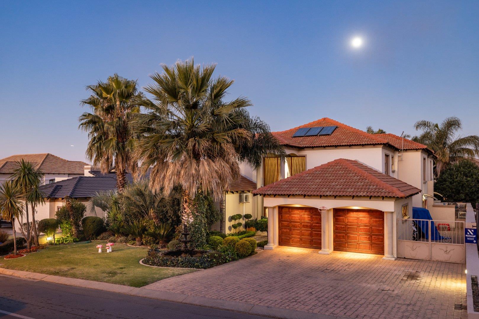 6 Bedroom House for sale in Blue Valley Golf Estate P24110227315