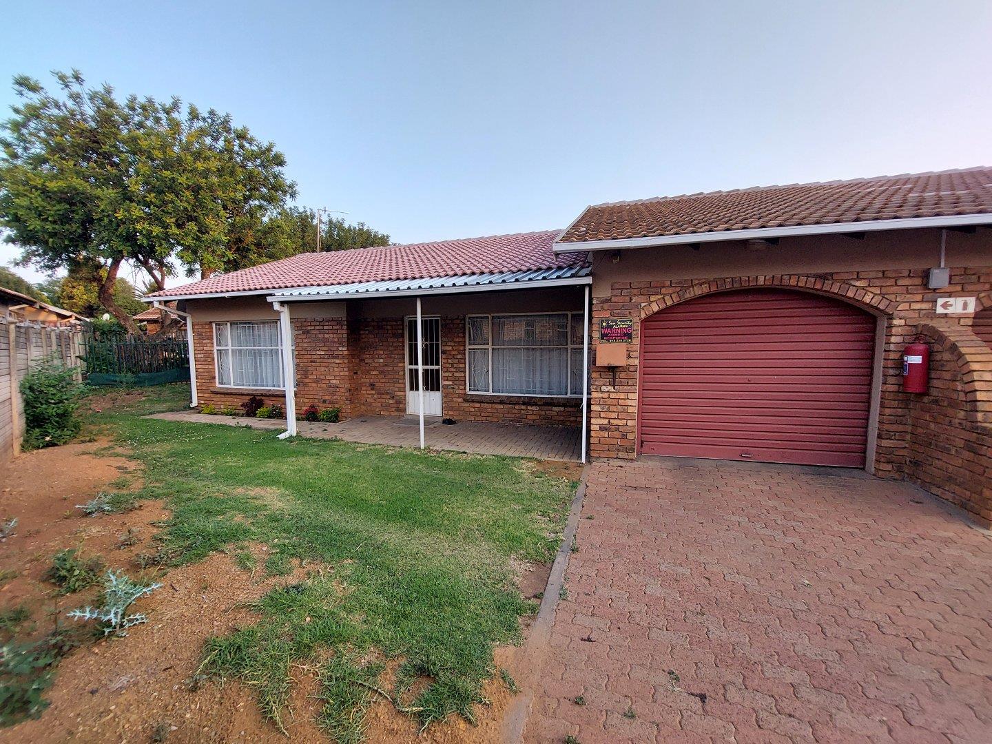 2 Bedroom Apartment / flat for sale in Lydenburg P24111943017