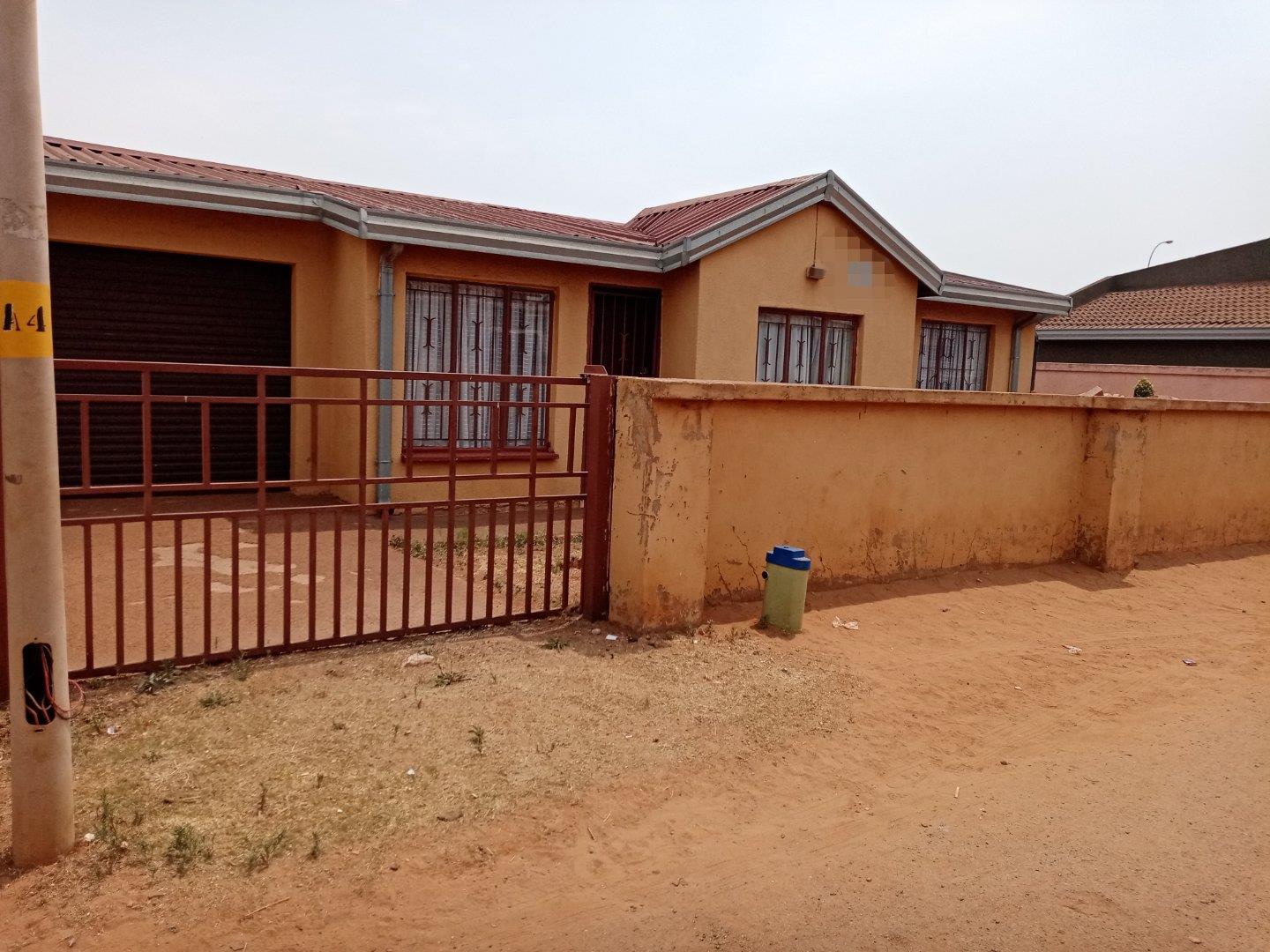 2 Bedroom House for sale in Roodekop P24107679950