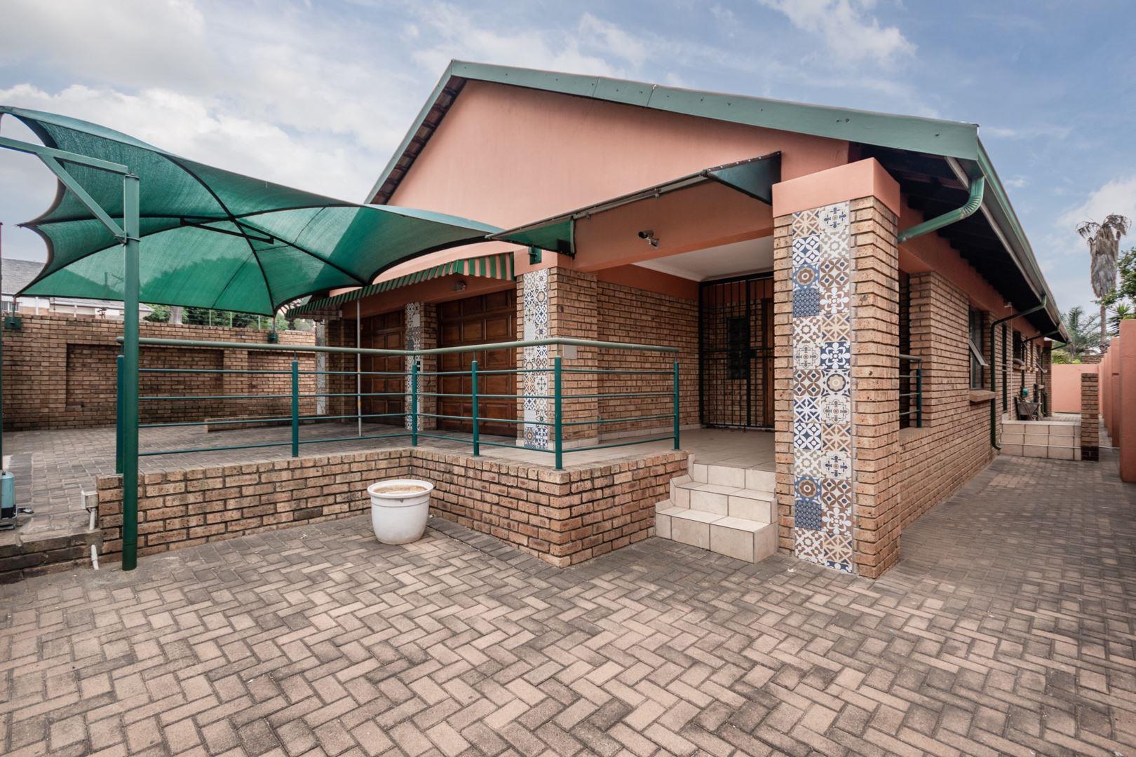 4 Bedroom House for sale in Lambton P24111962536