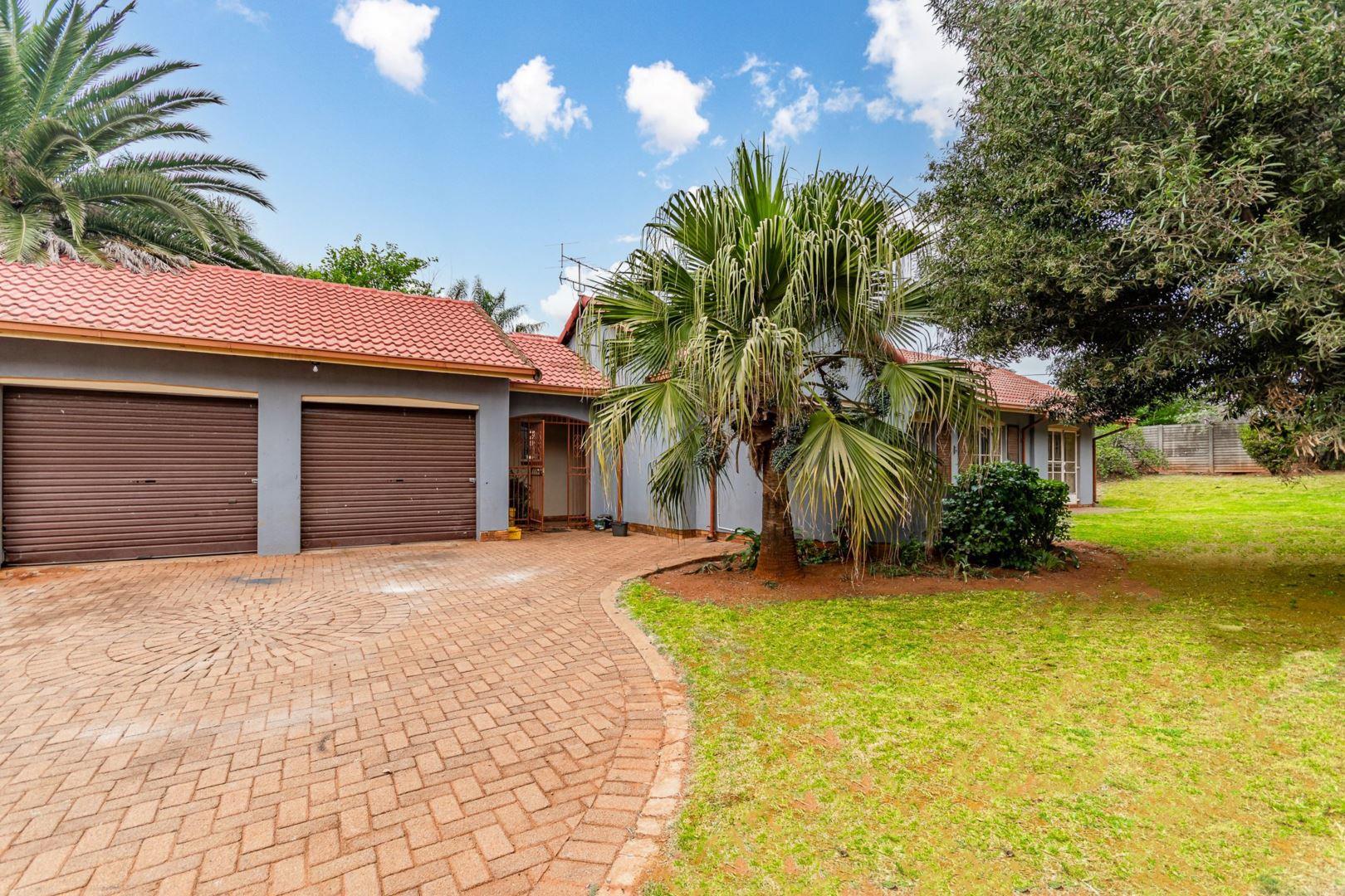 3 Bedroom House for sale in Birch Acres P24111972152