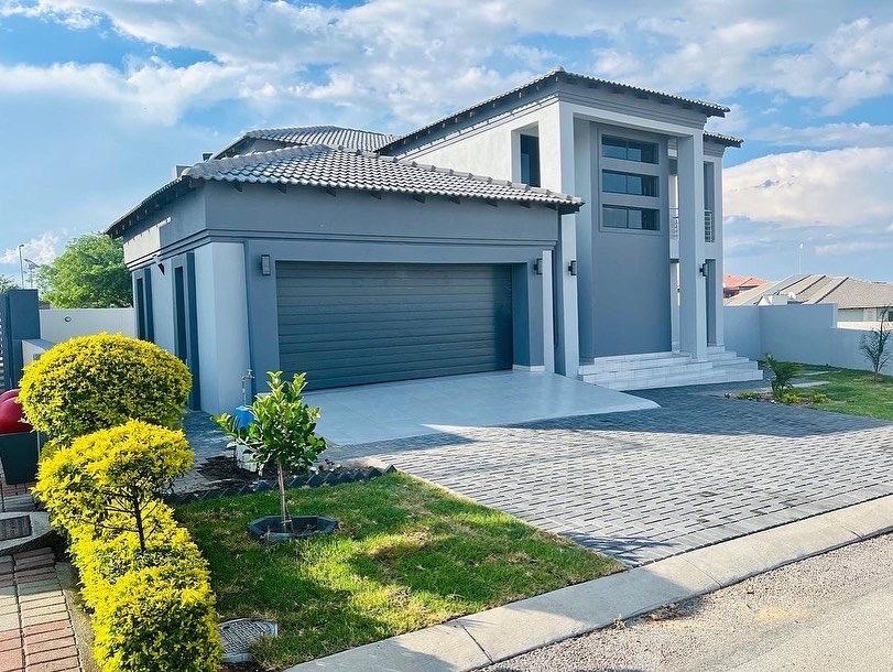 4 Bedroom House for sale in Woodhill Estate P24111973104