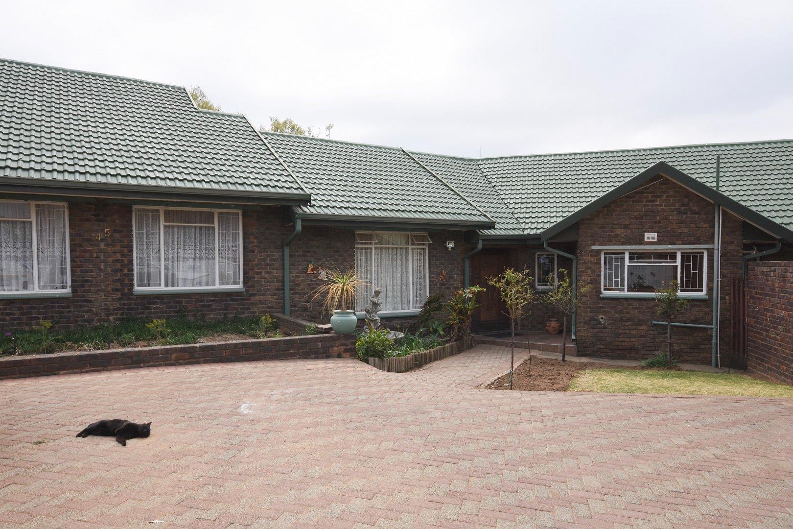 5 Bedroom House for sale in Overkruin P24111974158