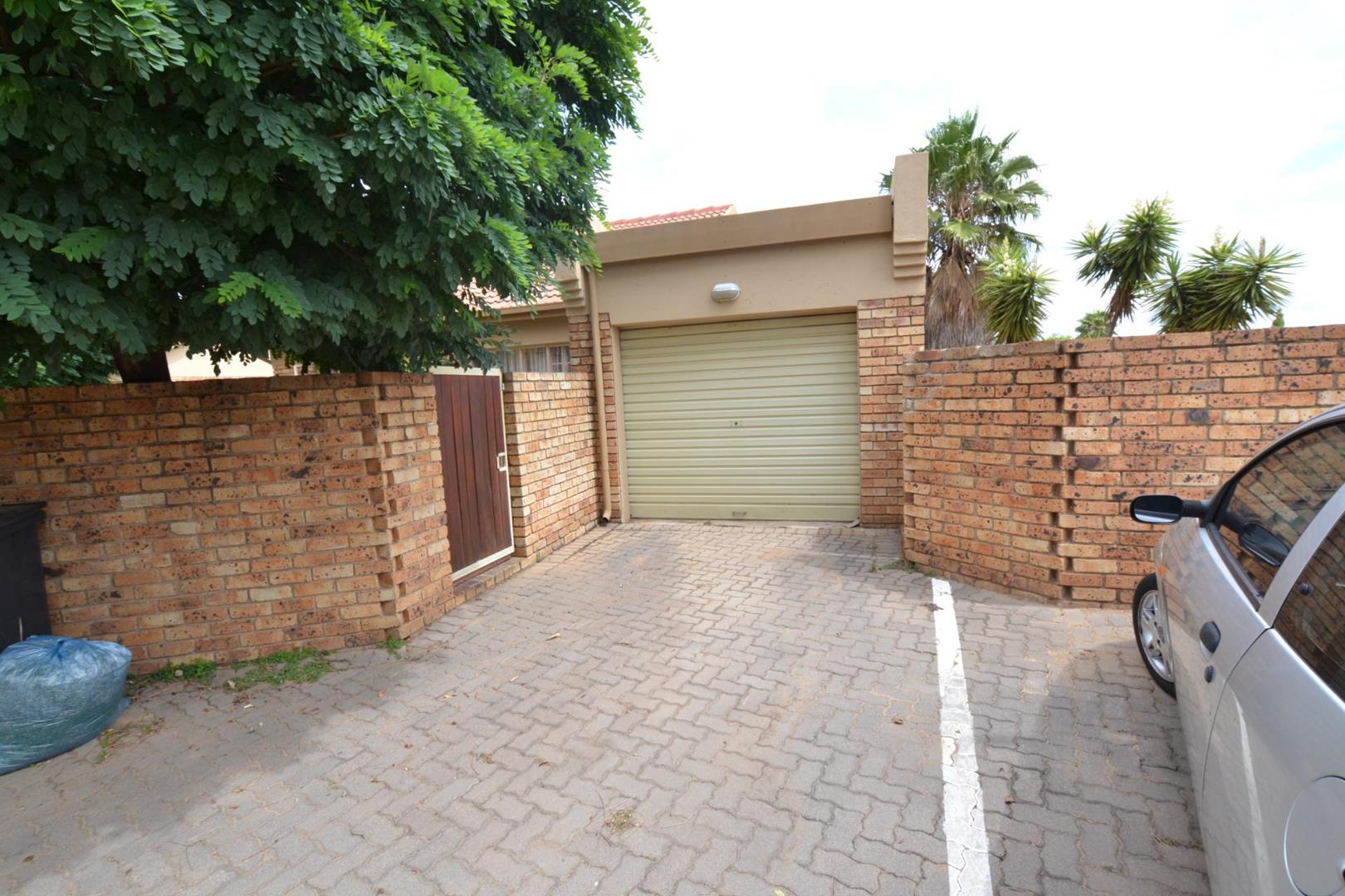 2 Bedroom Townhouse for sale in Amberfield P24111975909