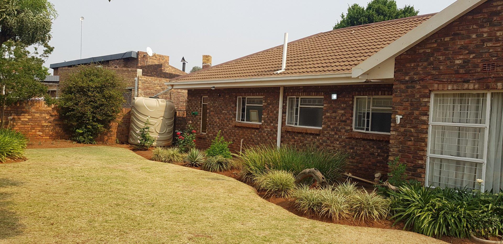 3 Bedroom House for sale in Carletonville Central P24111980095