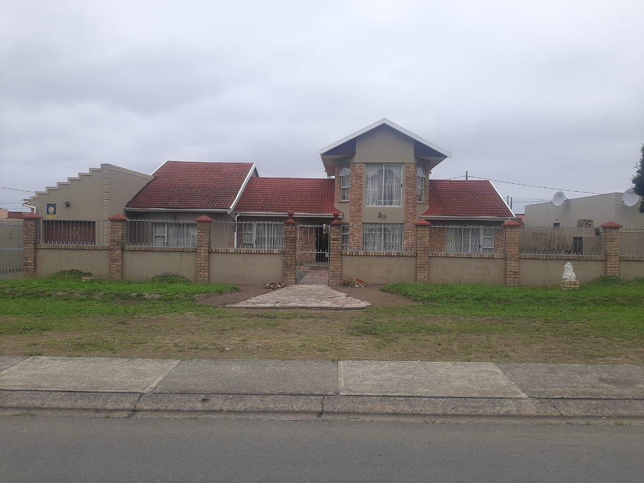 5 Bedroom House for sale in Mdantsane Nu 17 P24111982103