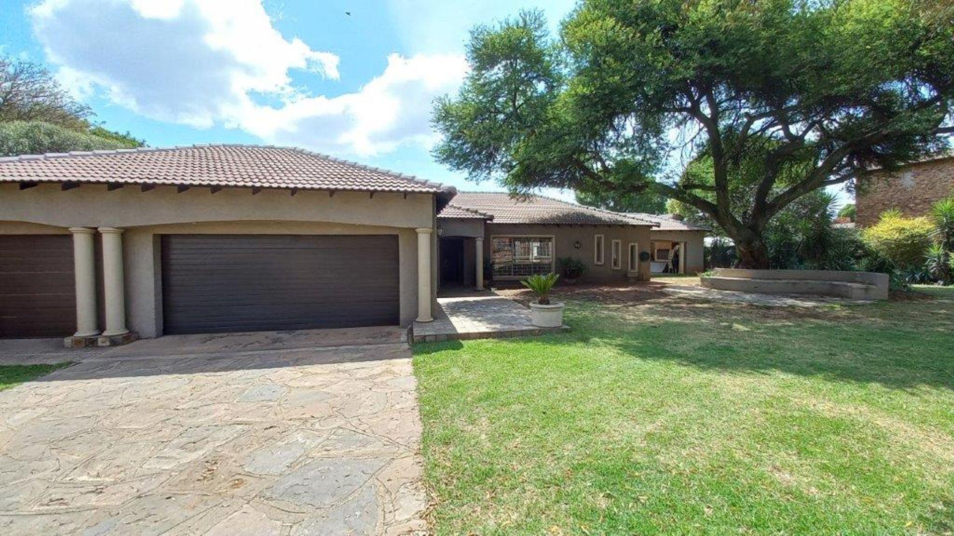 3 Bedroom House for sale in Sunward Park P24111994231