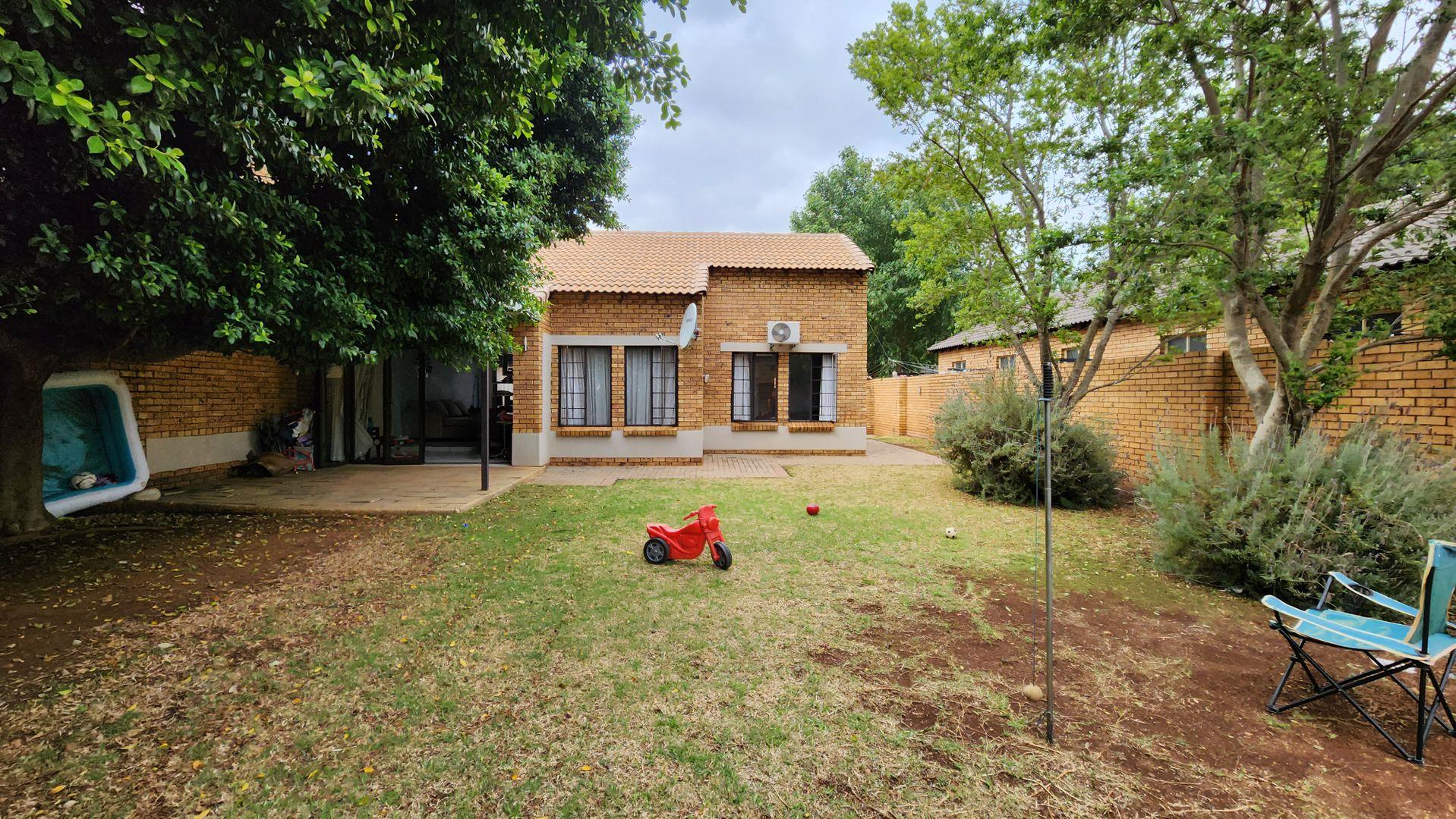 2 Bedroom Townhouse for sale in Monavoni P24111995071