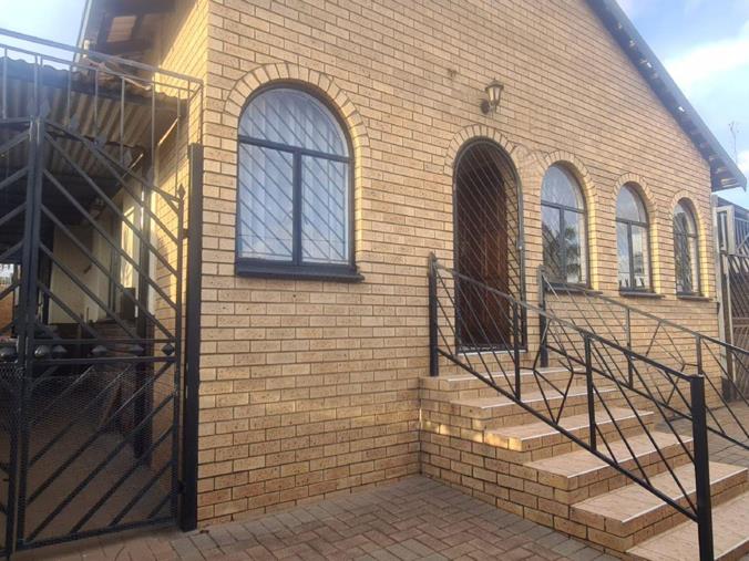 7 Bedroom House for sale in Laudium