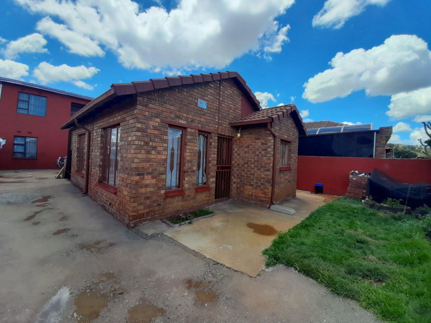6 Bedroom House for sale in Diepkloof 85 Bopanang Street P24112006275