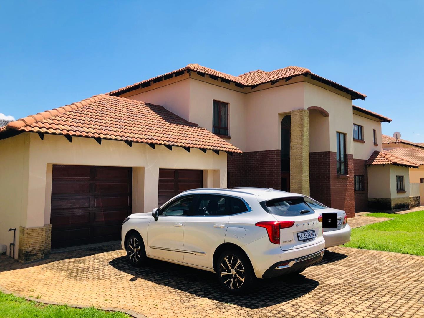 5 Bedroom House for sale in Zambezi Country Estate P24112007167