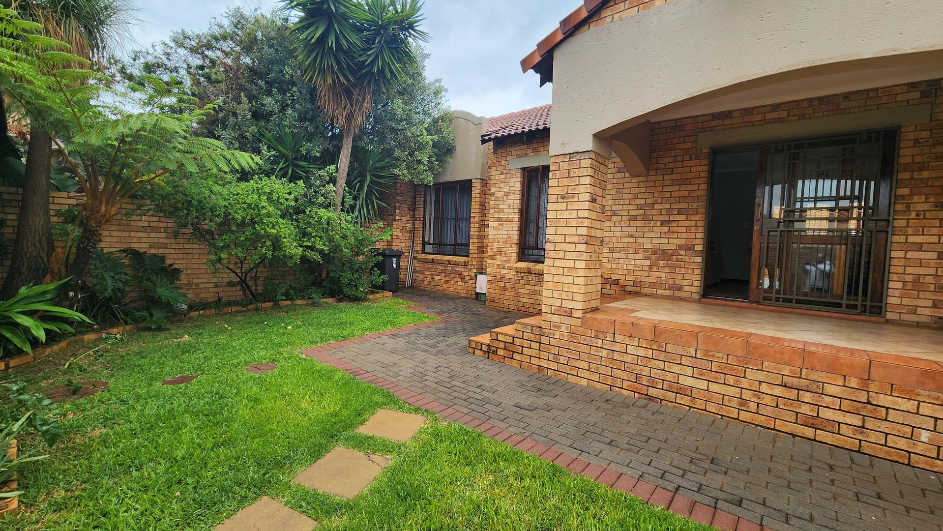 2 Bedroom Townhouse for sale in Monavoni P24112012491