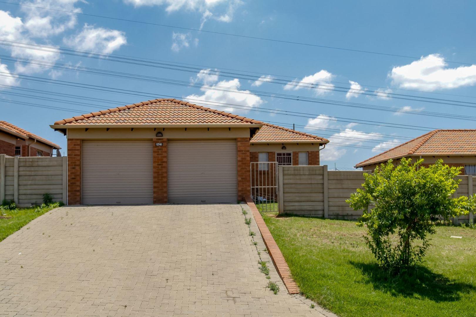 3 Bedroom House for sale in Thatch Hill Estate 6750 Lichaka Street