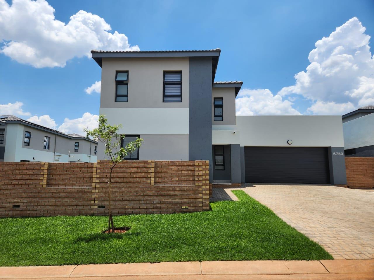 3 Bedroom House for sale in Thatchfield Estate P24112022911