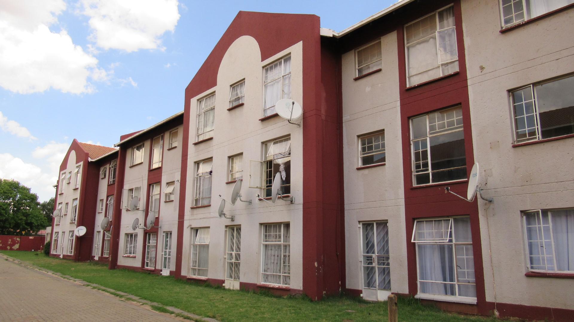 2 Bedroom Townhouse for sale in Kempton Park Central P24112028122