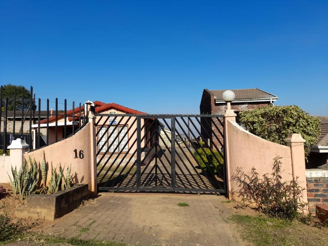 2 Bedroom House for sale in Panorama Gardens P24112037485