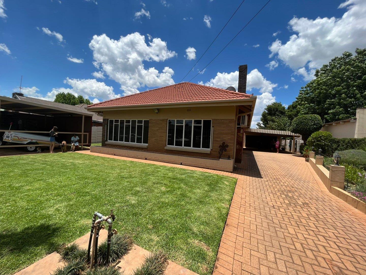 4 Bedroom House for sale in Potchefstroom Central P24112041054