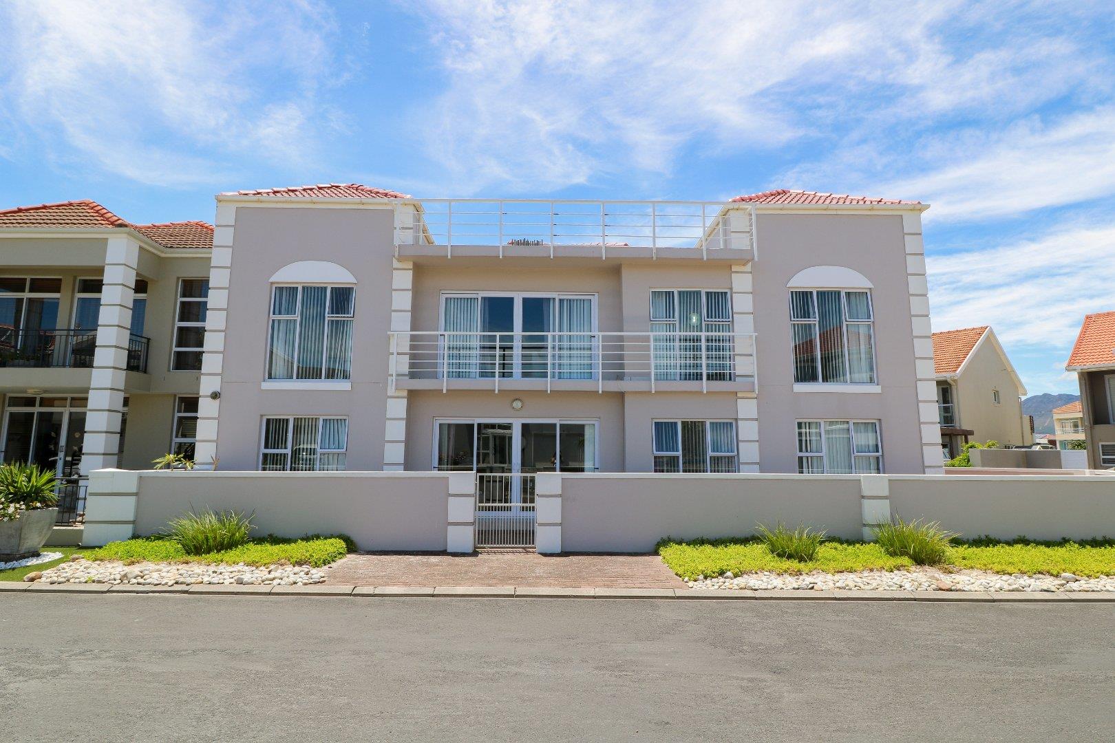 8 Bedroom House for sale in Harbour Island P24112049597