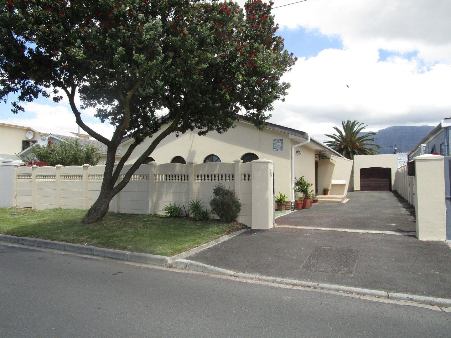 4 Bedroom House for sale in Rondebosch East P24112054967