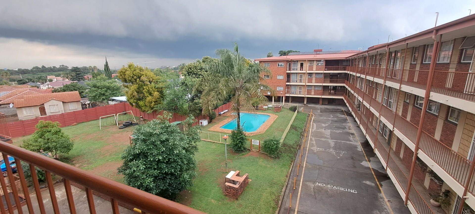 1.5 Bedroom Apartment / flat for sale in Dinwiddie P24112095336