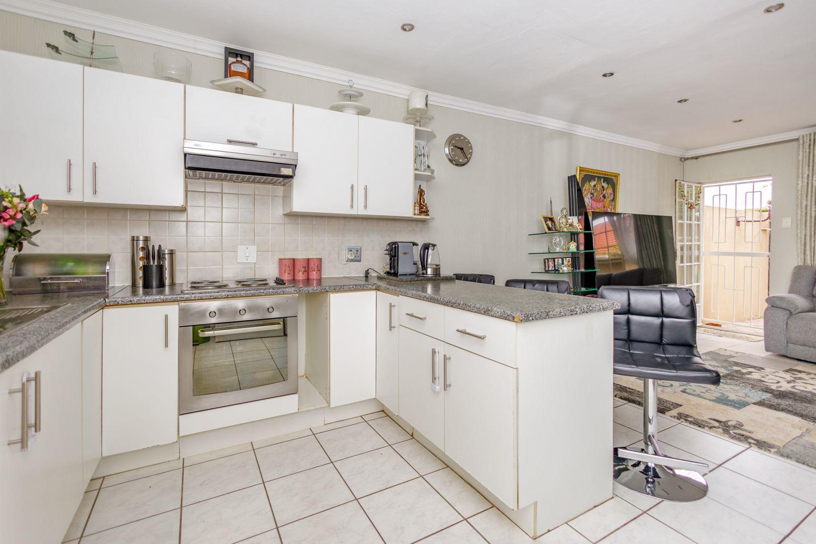 3 Bedroom Apartment / flat for sale in Norkem Park P24112064508