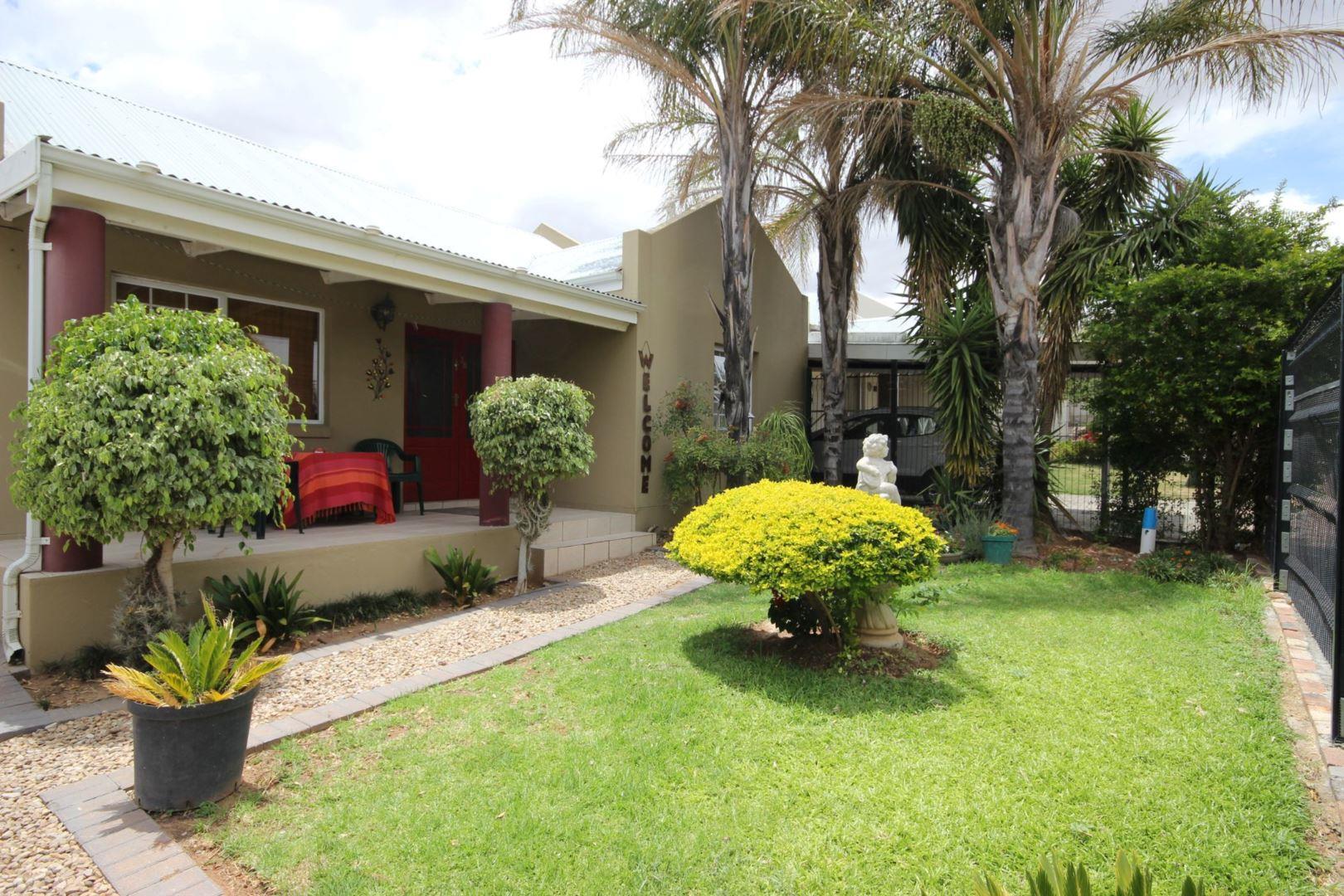 3 Bedroom Townhouse for sale in Oudtshoorn Central P24112091734