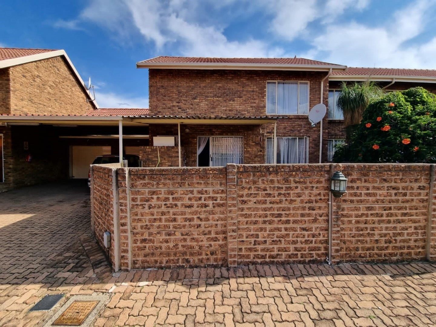 3 Bedroom Townhouse for sale in Glen Marais 5 Villa Lumardi, 194 Dann