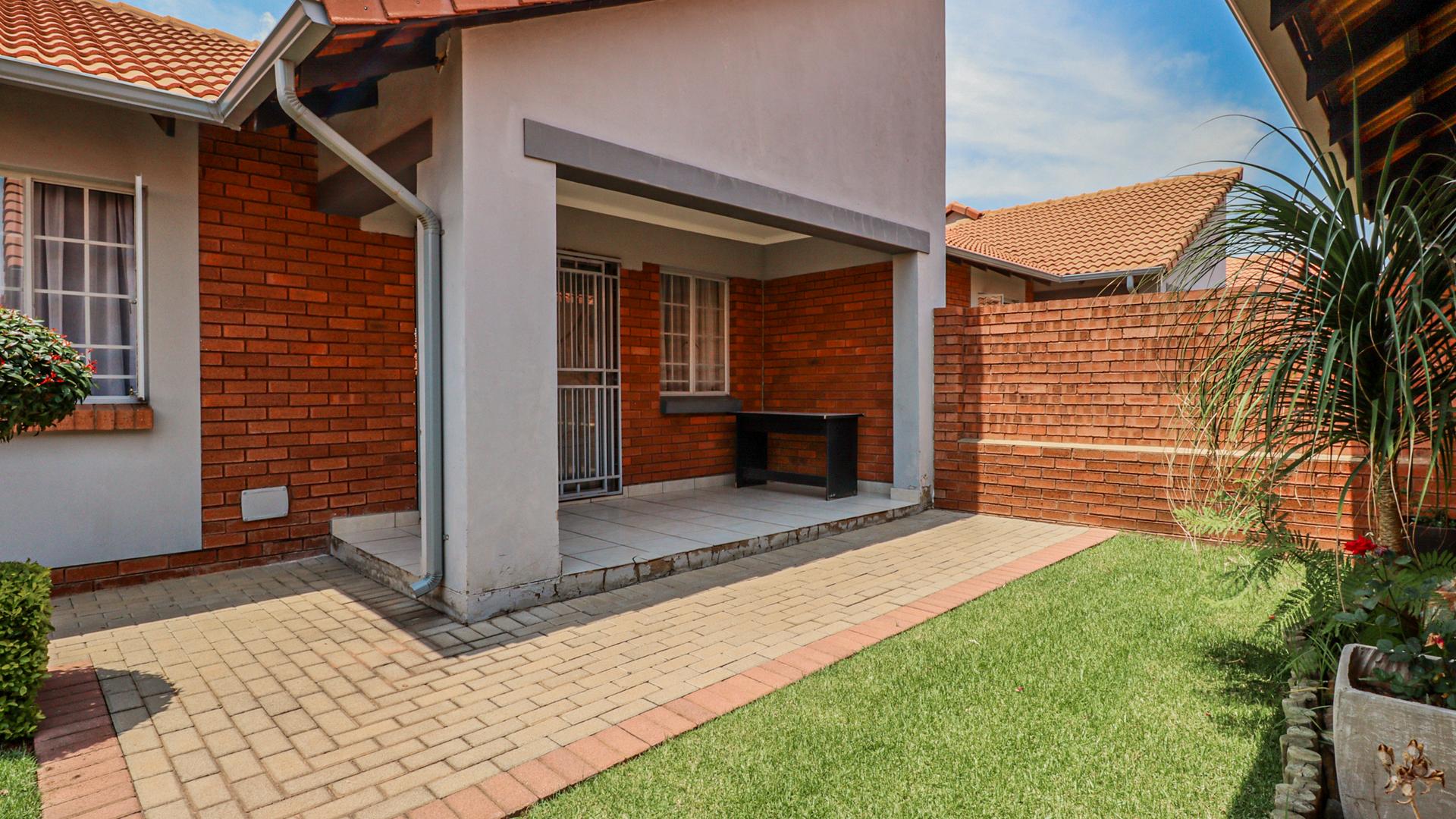 3 Bedroom Townhouse for sale in Monavoni P24112010040