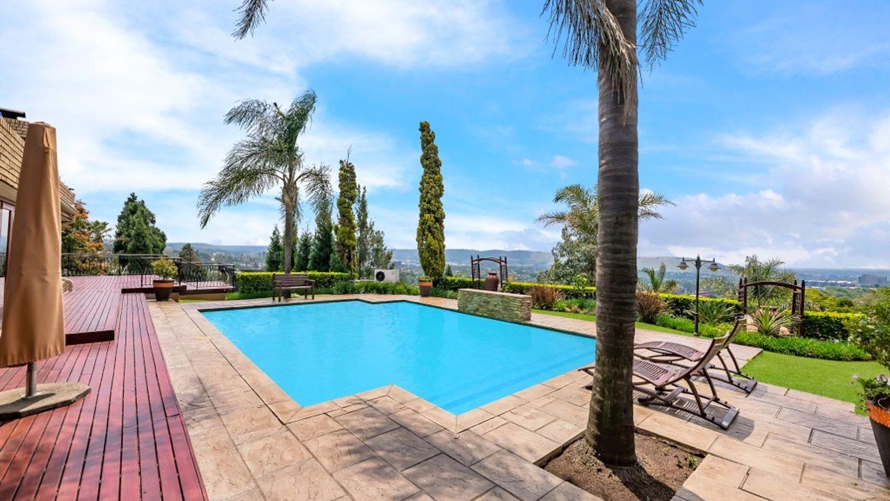 6 Bedroom House for sale in Bedfordview P24112097177