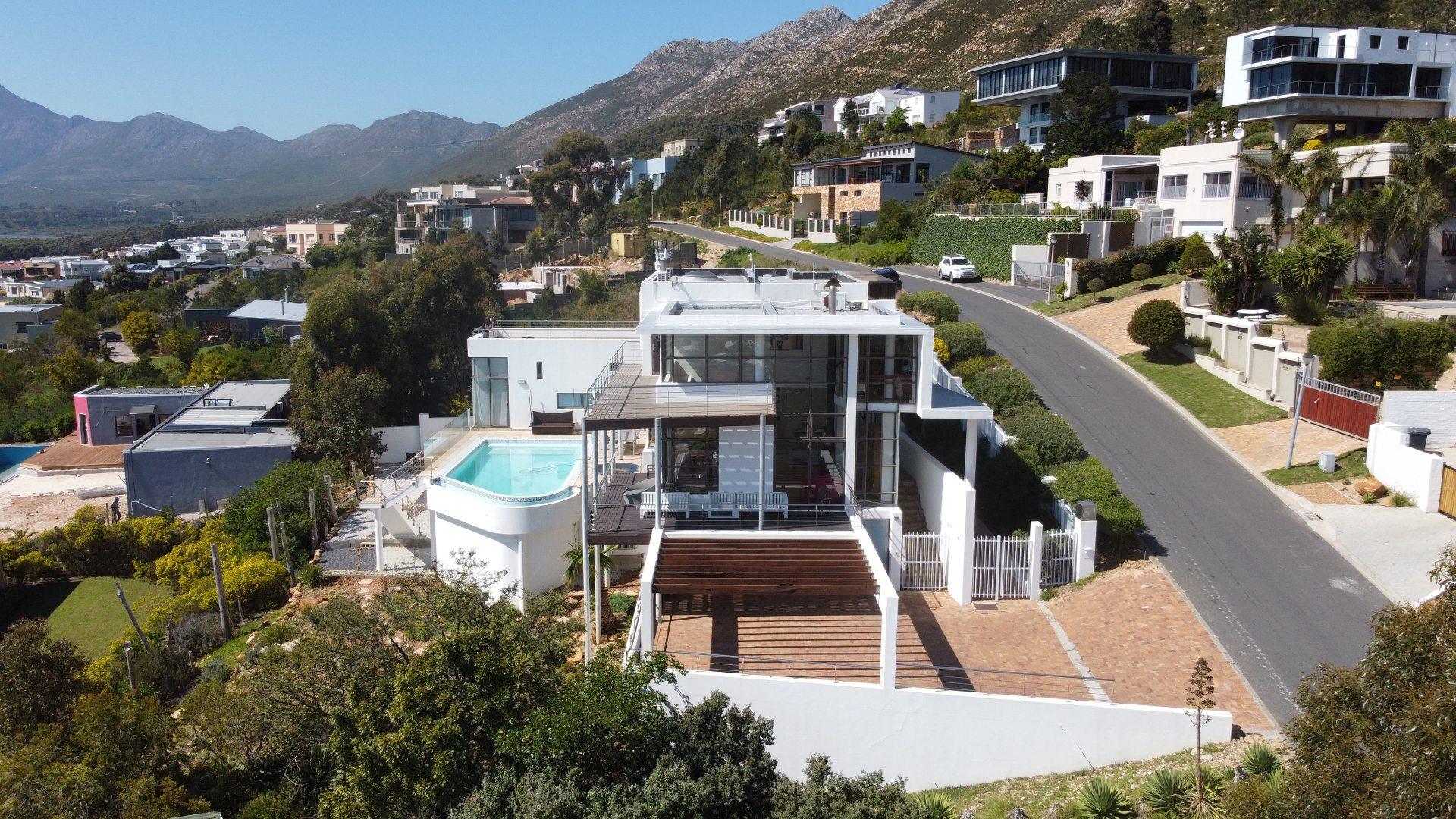 4 Bedroom House to rent in Mountainside P24112112613