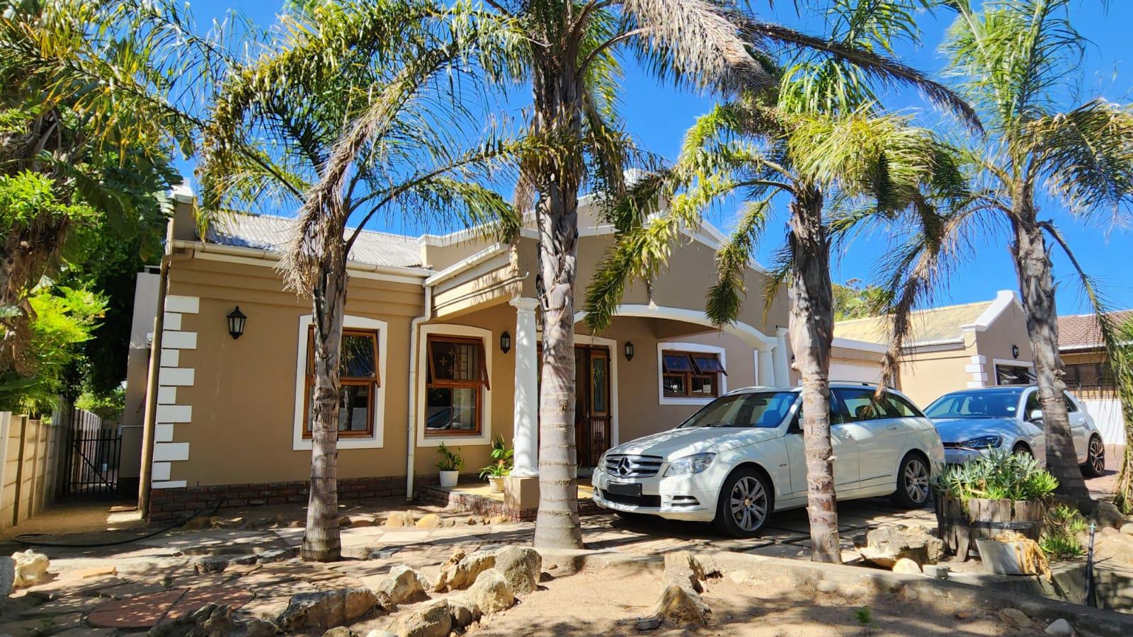 3 Bedroom House for sale in Paarl East P24112114820