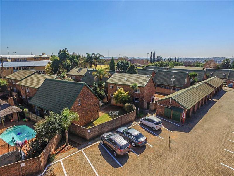 3 Bedroom Townhouse for sale in Glen Marais 33 Oppikruin, 15 Fiskaal