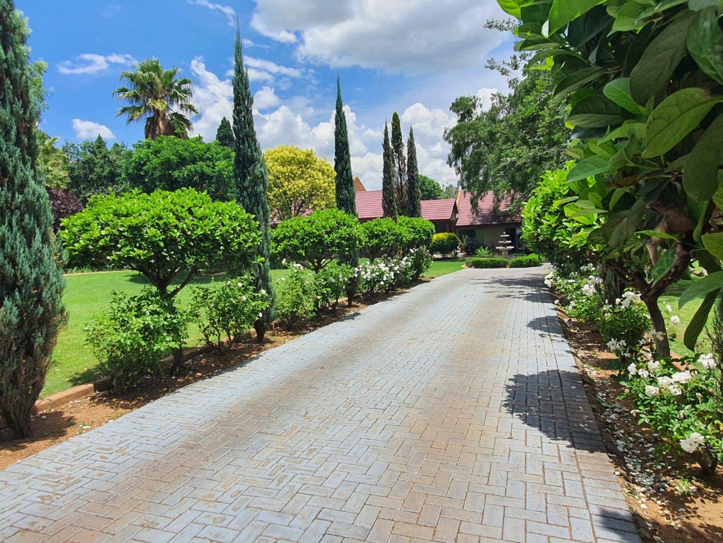 4 Bedroom House for sale in Three Rivers East P24112120130