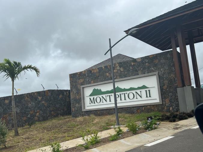 Vacant Land / Plot for Sale in Piton