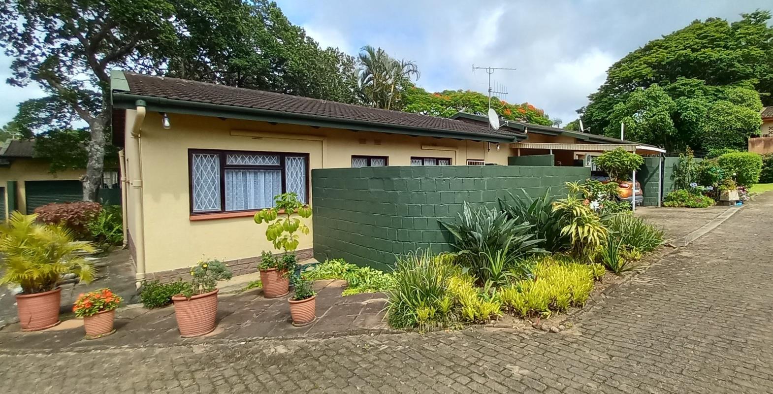 2 Bedroom Townhouse for sale in Margate P24112123328