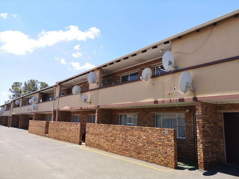 3 Bedroom Townhouse for sale in Terenure 14 Kwikstertjie ,suikerbekkie Street , Terenure