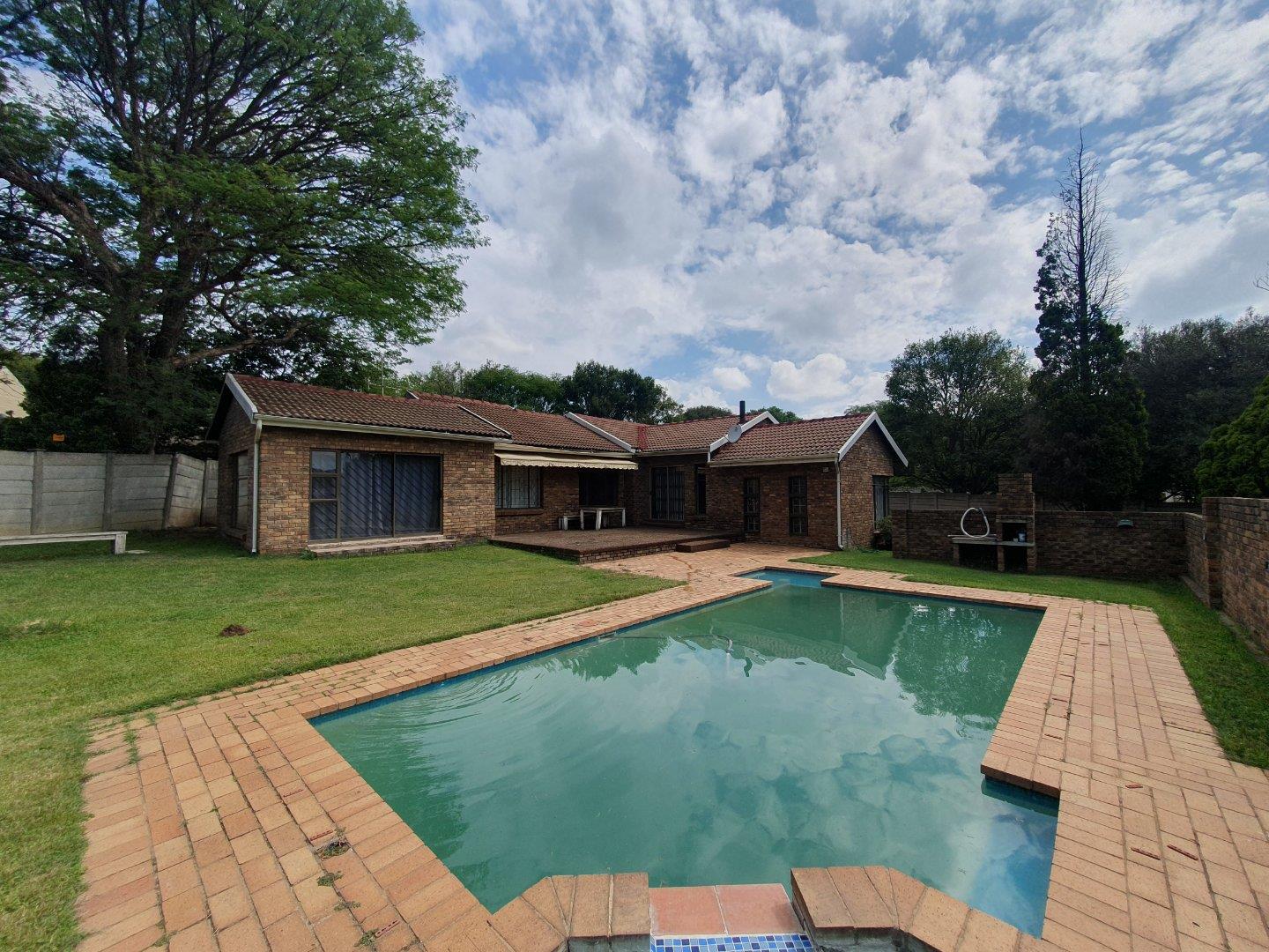 3 Bedroom House for sale in Buccleuch P24112127607