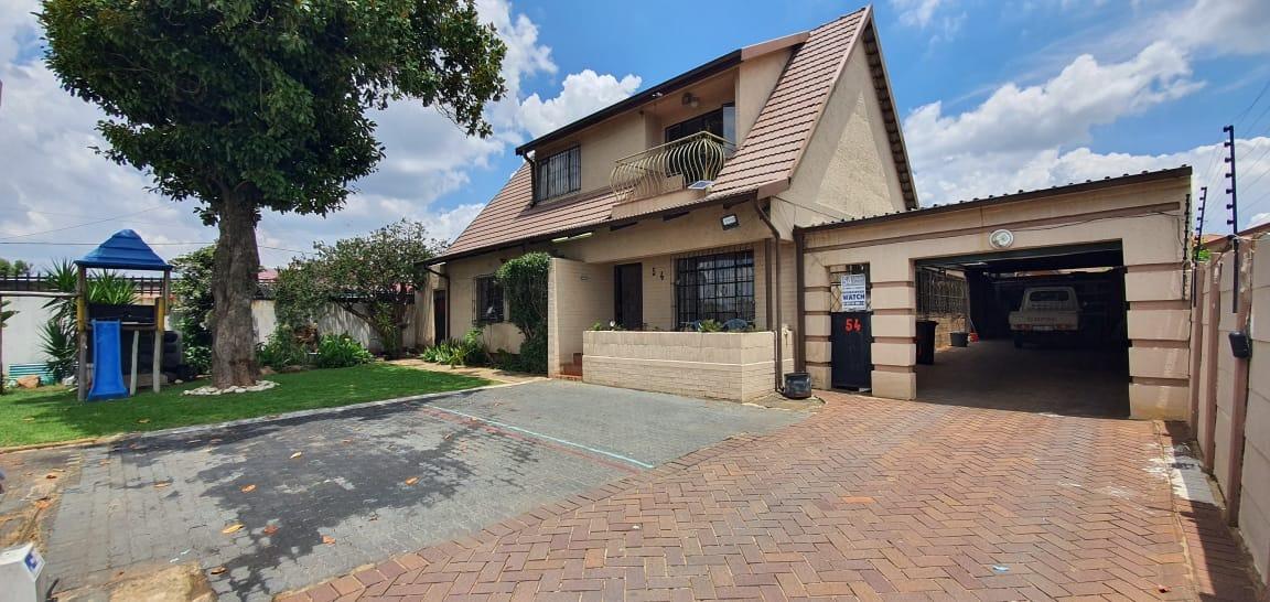 4 Bedroom House for sale in Crown Gardens P24112135684