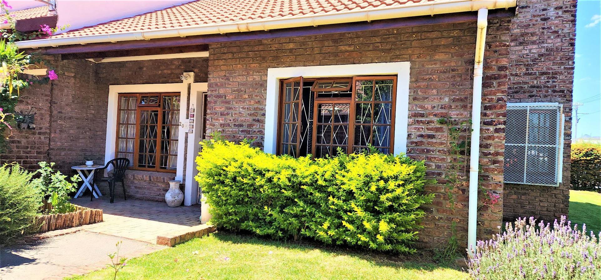 3 Bedroom Townhouse for sale in Cradock P24112426830