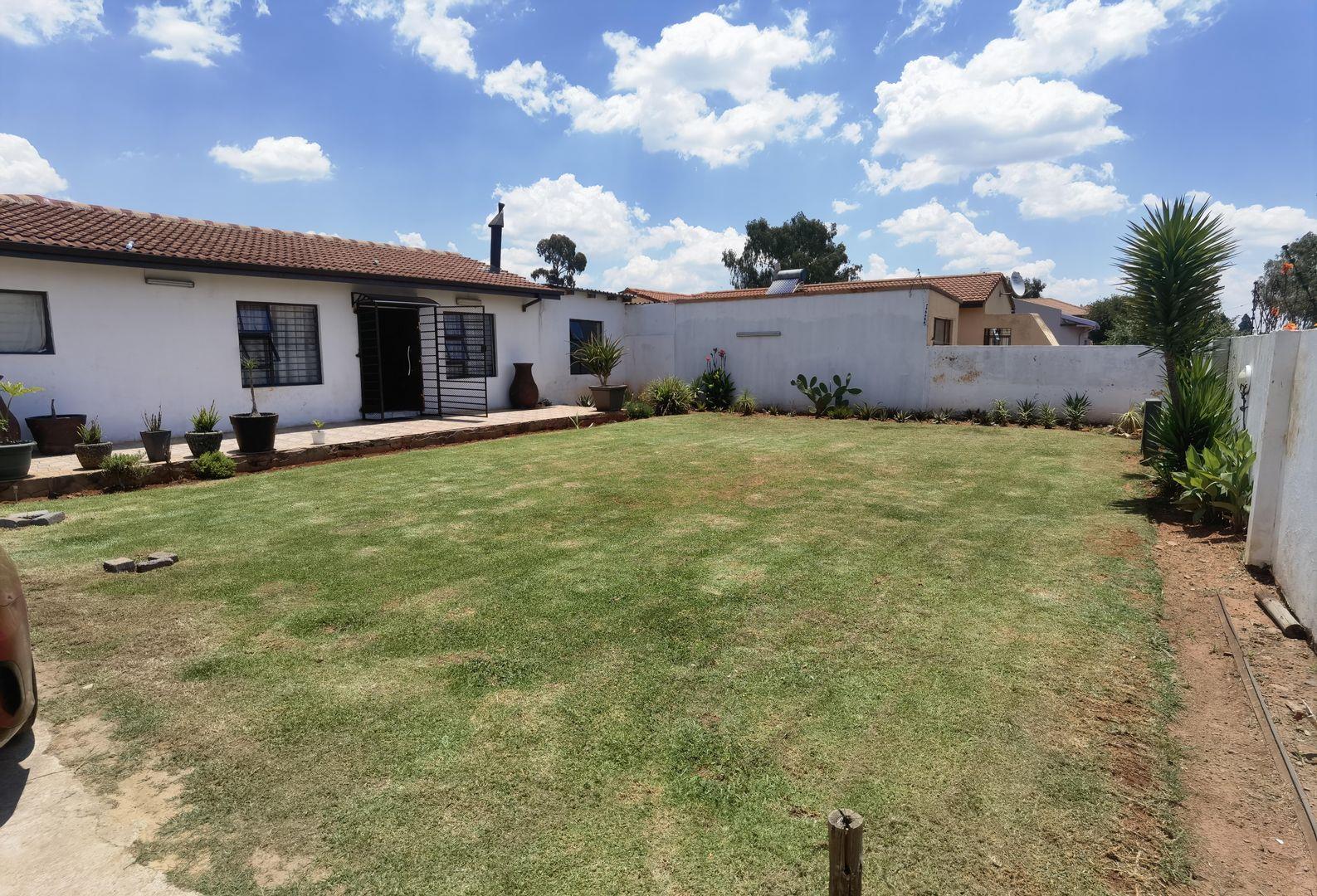 4 Bedroom House for sale in Lenasia P24112191686