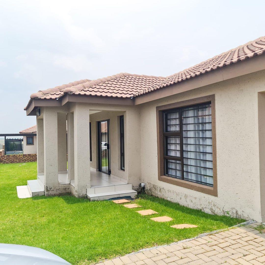 3 Bedroom Townhouse for sale in Secunda P24112206707