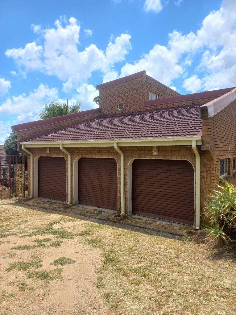 2 Bedroom House for sale in Barberton P24112210210